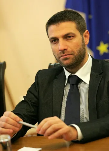 Министър Кръстев покани студенти в обществения съвет 