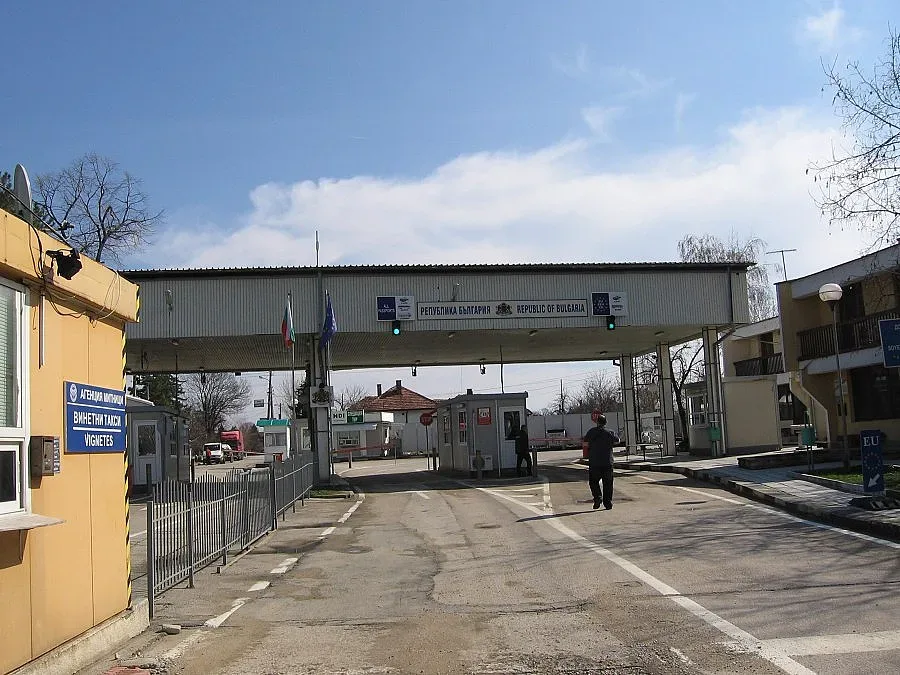 Сърбия заледена, спира камиони
