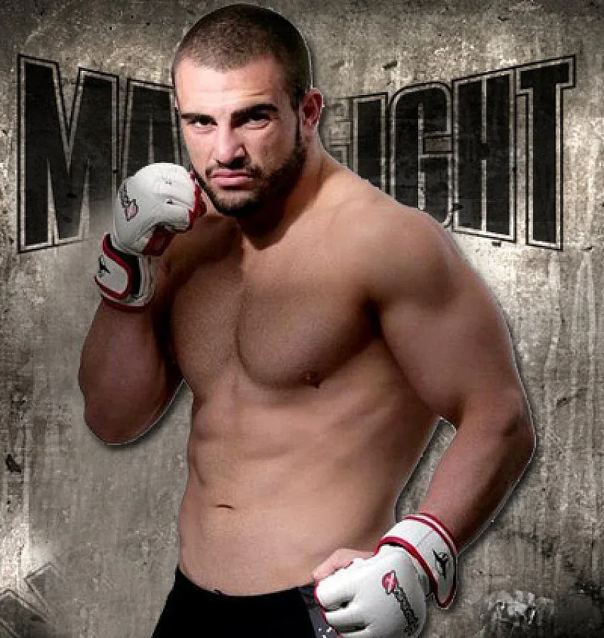 ММА боец катастрофира тежко