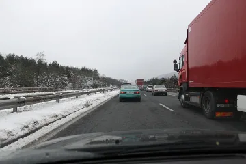  ТИР паркира в селска къща