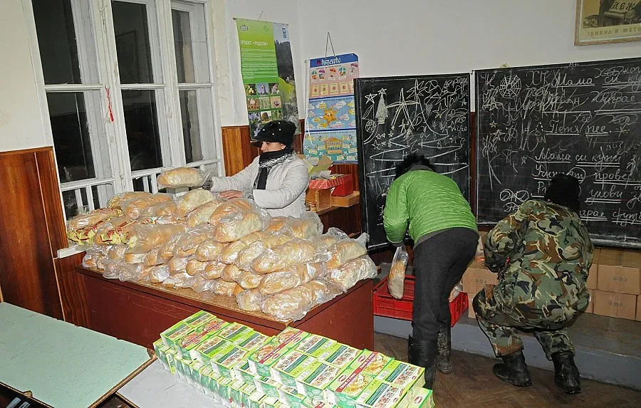 Даряват от обувки до опера