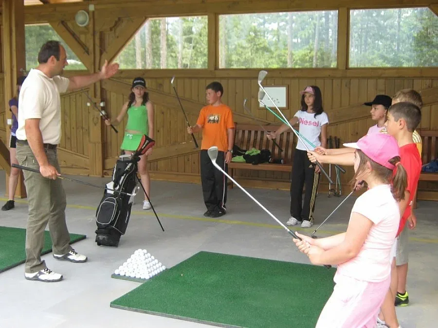 Правец с нов голф инструктор