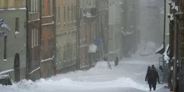 Мартенска зима мъчи Европа