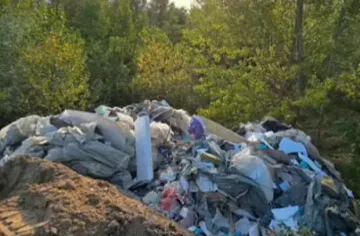 София изтръпна. Планина от боклук между два квартала
