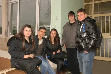 Ученици осиновяват болно момиче