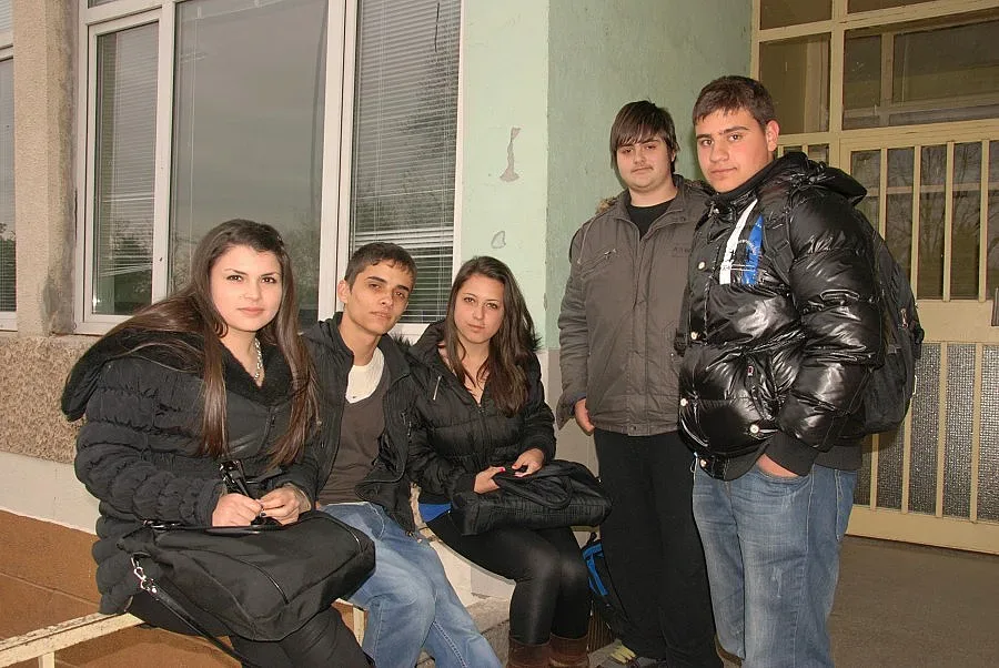 Ученици осиновяват болно момиче