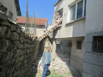 Тухлена стена рухна в спалня