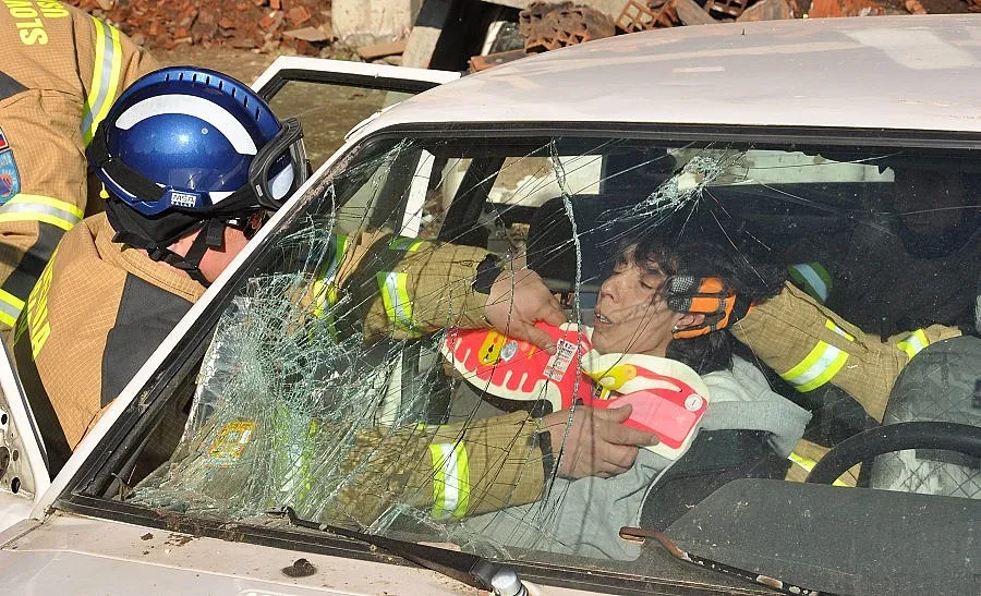 Репетират как се вадят хора от развалините