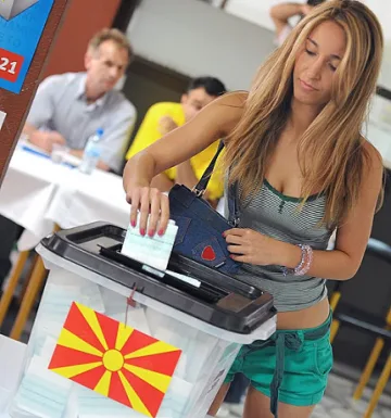 Тротоари и зоопарк за избори в Македония