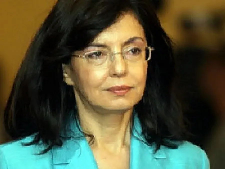 Кунева скочи на таксите за изборни клипове