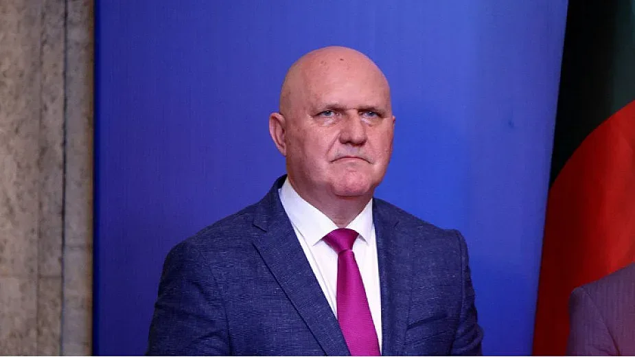 Скандалът трещи! МОН отговори на "Възраждане" за списъка с учители