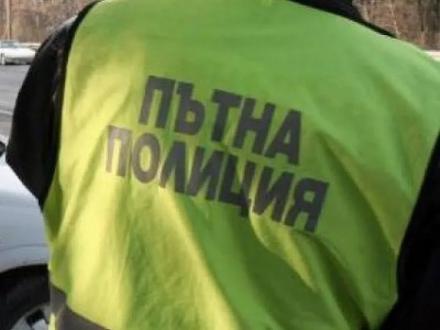 Хлапак без книжка потроши дете и баща си на пътя