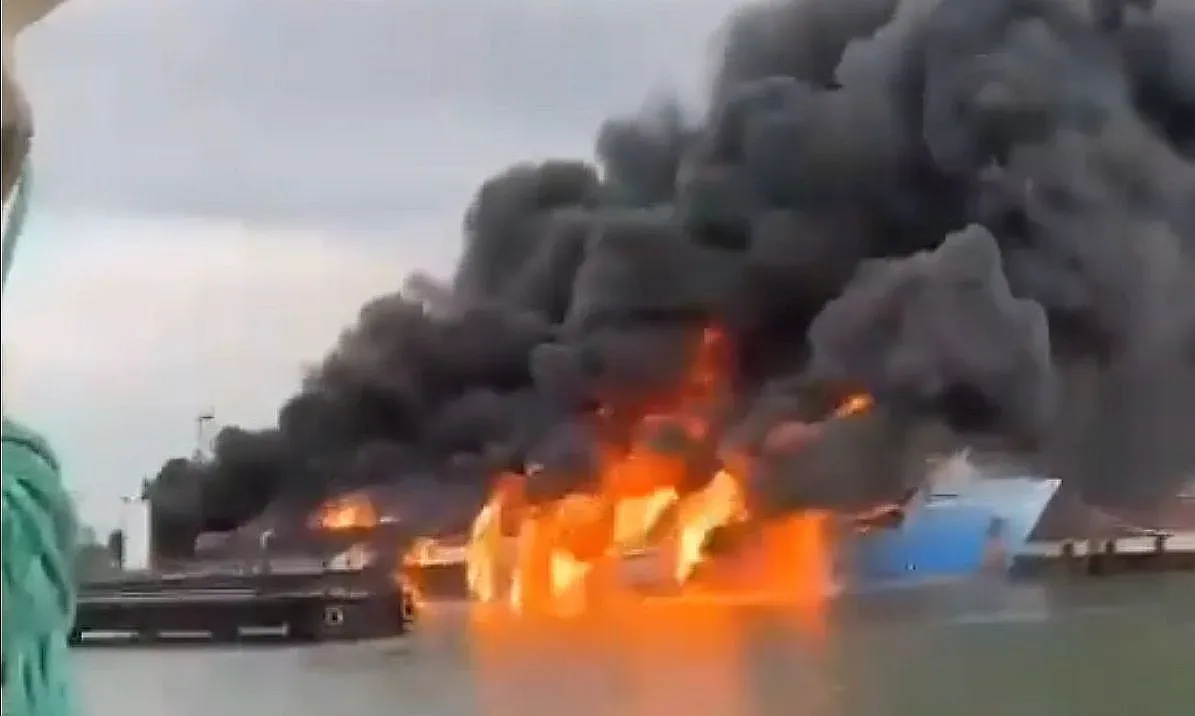 Украински удар по ферибот подпали ключово руско пристанище