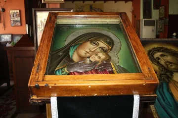 Богородица плаче в рушащ се храм