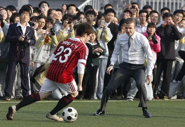 Бекъм рита по костюм в Китай