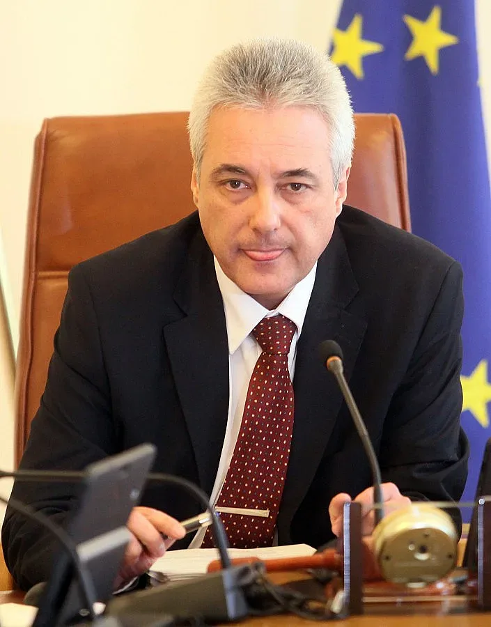 Намериха пари за заетост и бедни