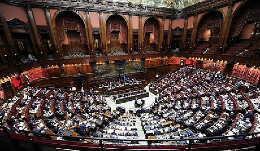 Свиват с 30% заплатите в италианския парламент