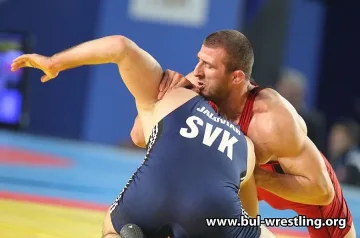 Перничанин донесе първи медал от европейското по борба