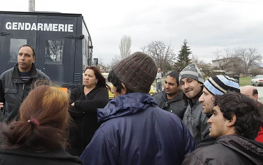 Проверяват законна ли е къщата на тройния убиец