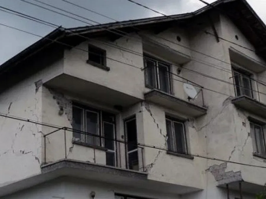 Укрепват църкви след труса