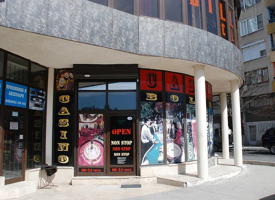 Маскирани с пищови обраха казино