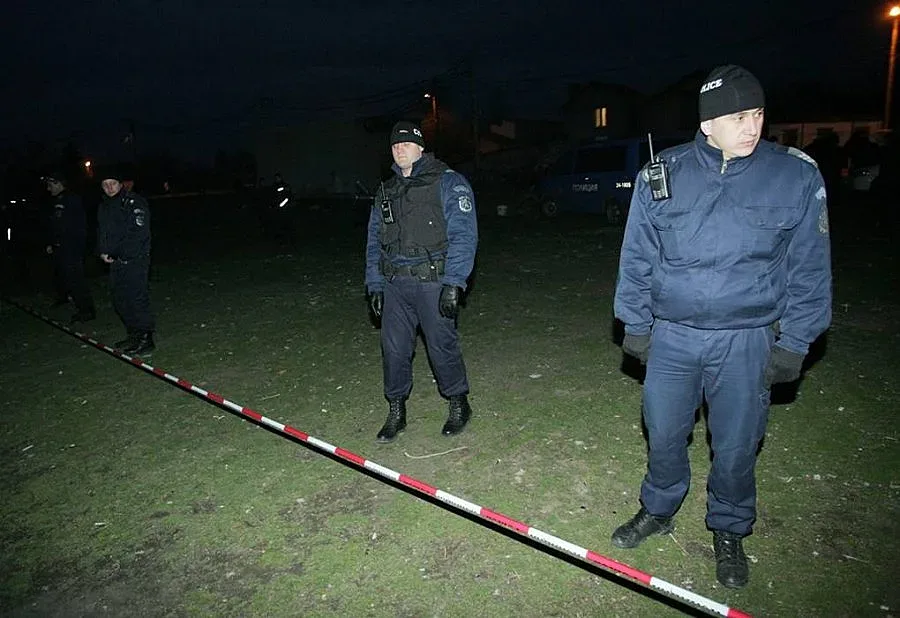 Роми искат трактор да събори къщата на тройния убиец