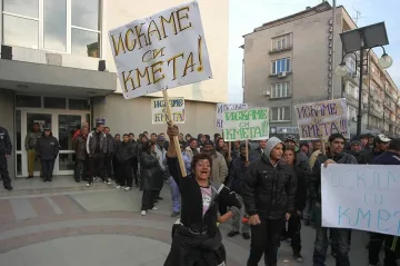 Роми понесоха кмета на Лом на ръце