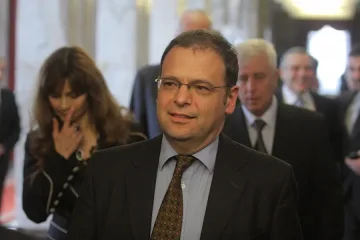 Поканили Попов за министър, докато хапва кебапчета