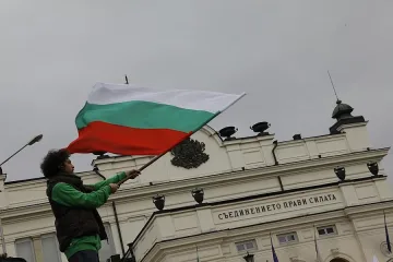Партии засмукаха улицата 
