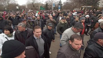 Протестиращи скочиха срещу групата на дакела