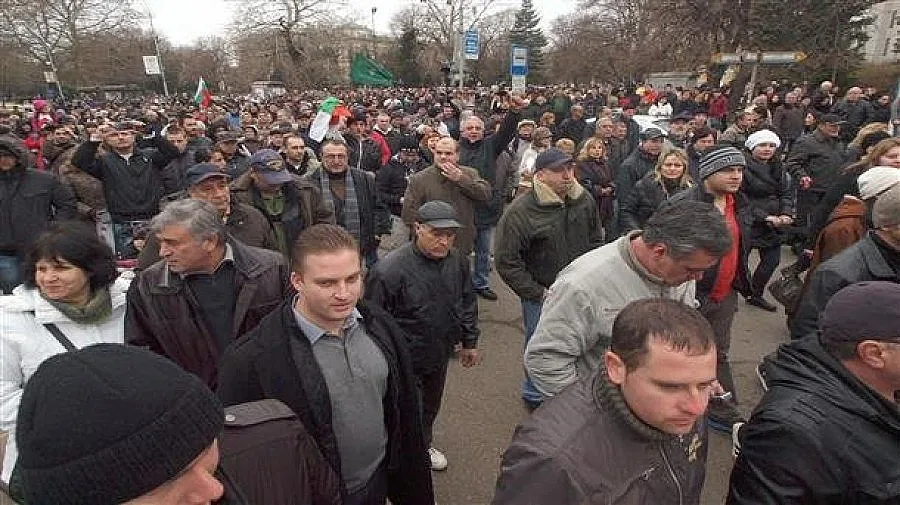 Протестиращи скочиха срещу групата на дакела