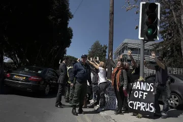 Кипър отложи за вторник шоковия данък