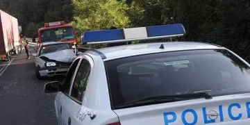 Рейс с волейболисти се удари в кола 