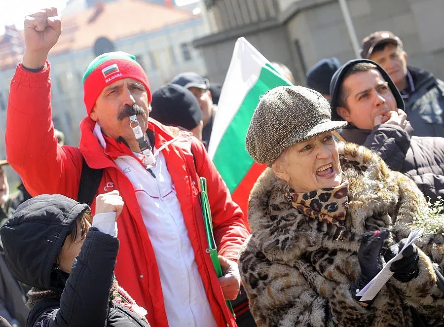 Партии никнат върху протеста