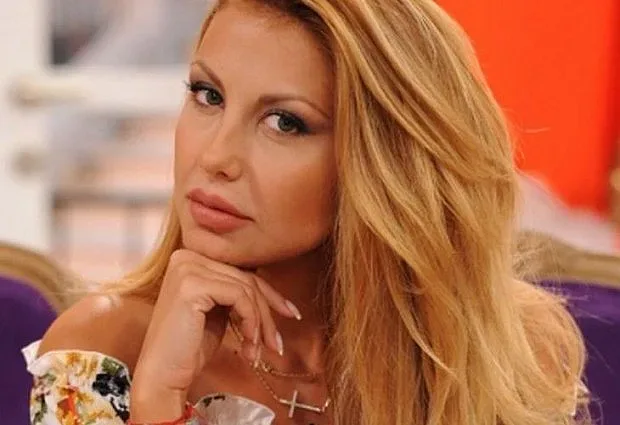 Изненада! Забравена красавица взима работата на Деси Стоянова