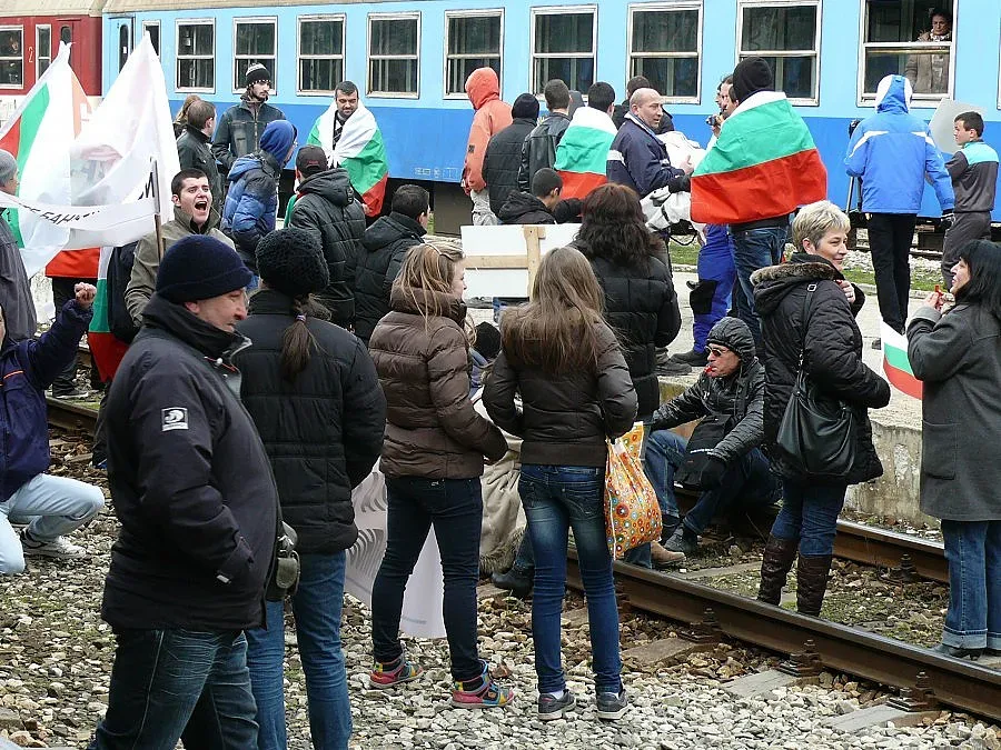 Протестиращи погребаха партийните лидери