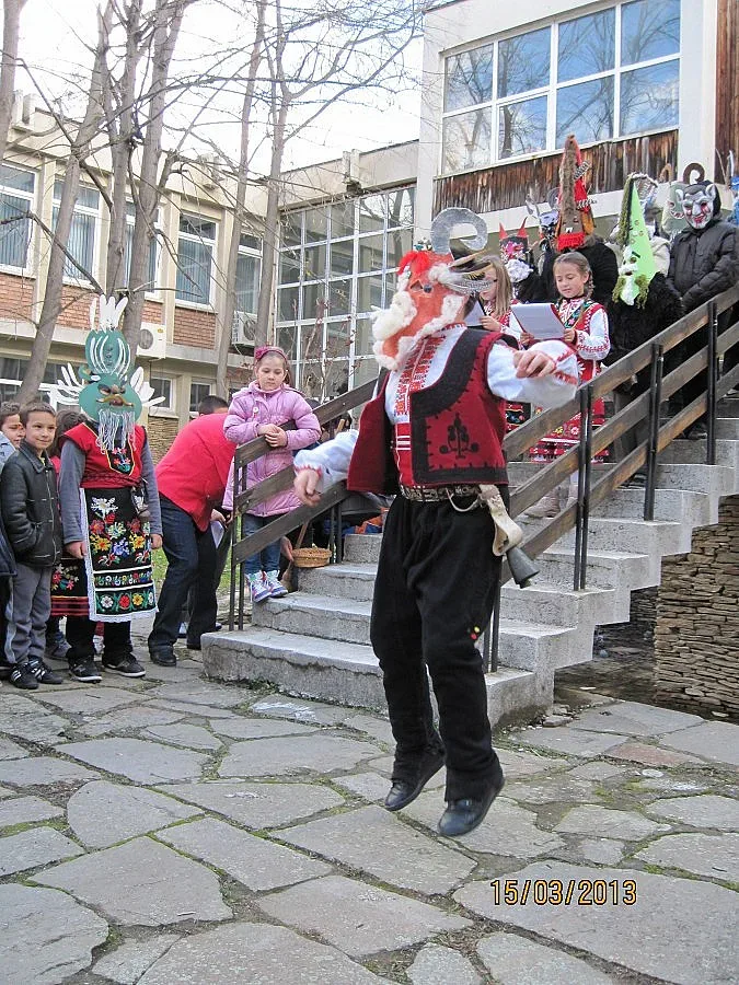 Хлапета прескачат огъня на Заговезни