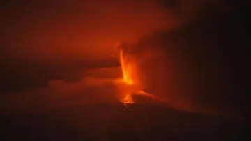 Етна изхвърли фонтан от лава