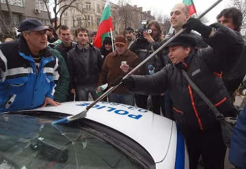 Бунтари плениха полицейска кола