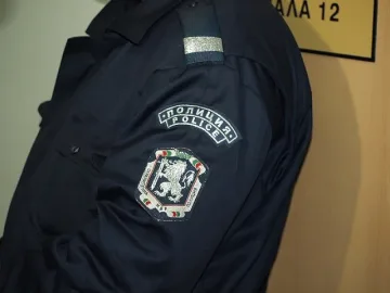 Пиян мята стол по полицаи