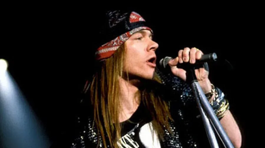 Аксел счупи зъба на фен с микрофон