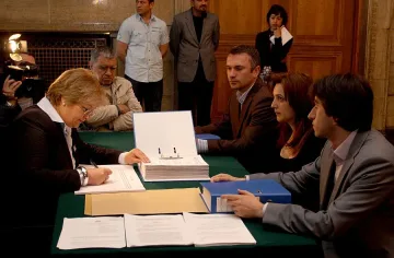 Млади гербери на пост пред ЦИК