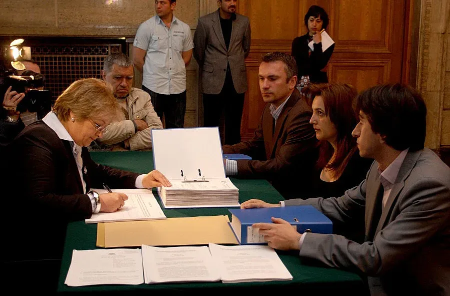 Млади гербери на пост пред ЦИК