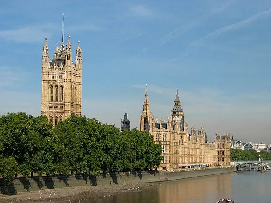 115 000 британци: Спрете българите!