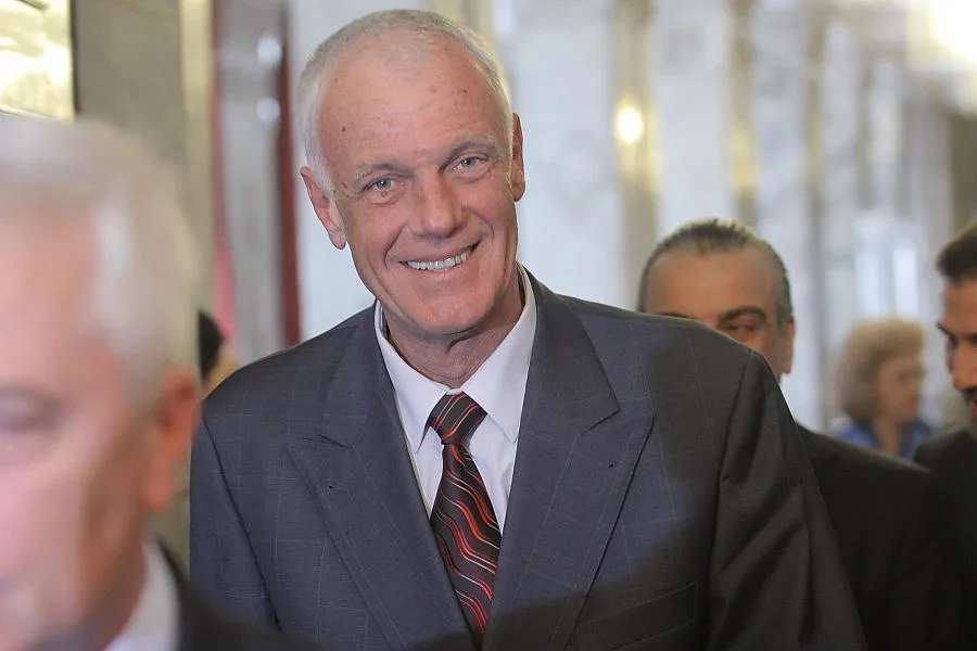Накиснаха Милошев в скандал за пари