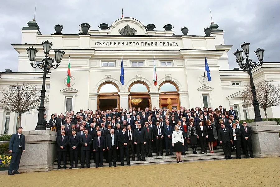 Депутати се пишат безработни