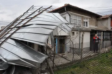 Ламаринен покрив се стовари върху сграда