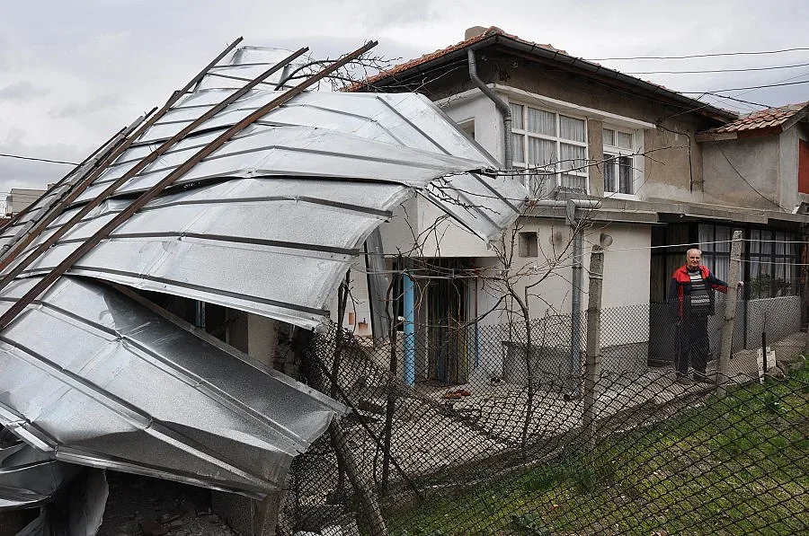 Ламаринен покрив се стовари върху сграда