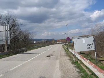 Заловиха бежанци и трафикант на границата