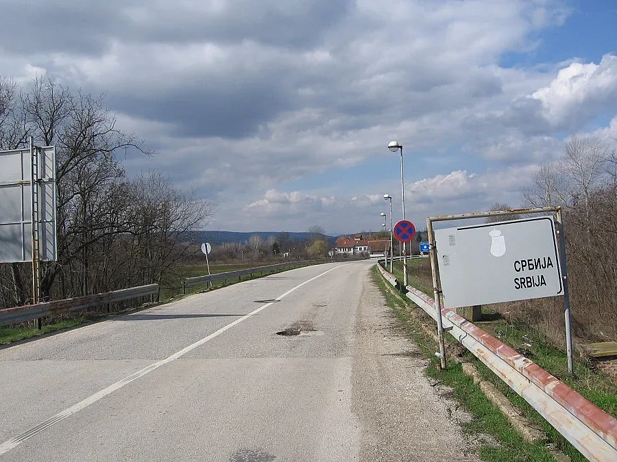 Заловиха бежанци и трафикант на границата